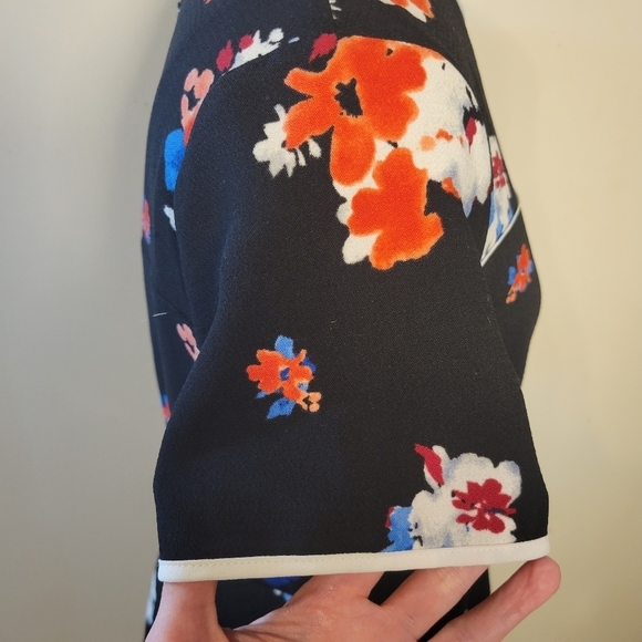 Vince Camuto: Women's Size 8/M "Traveling Blooms" Knee-length Short-sleeve Dress - Picture 3 of 11